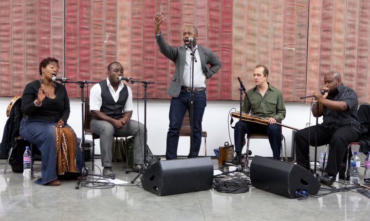 Theaster Gates stendur fyrir miðju myndarinnar.