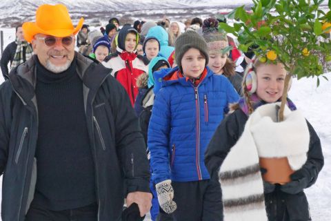 Michael Joaquin Grey at Thingvellir together with children from Landakot School.