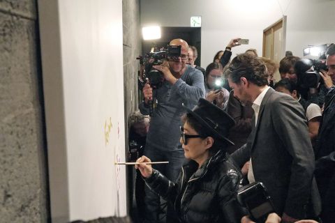 Yoko Ono málar málverk í Hafnarhúsi.