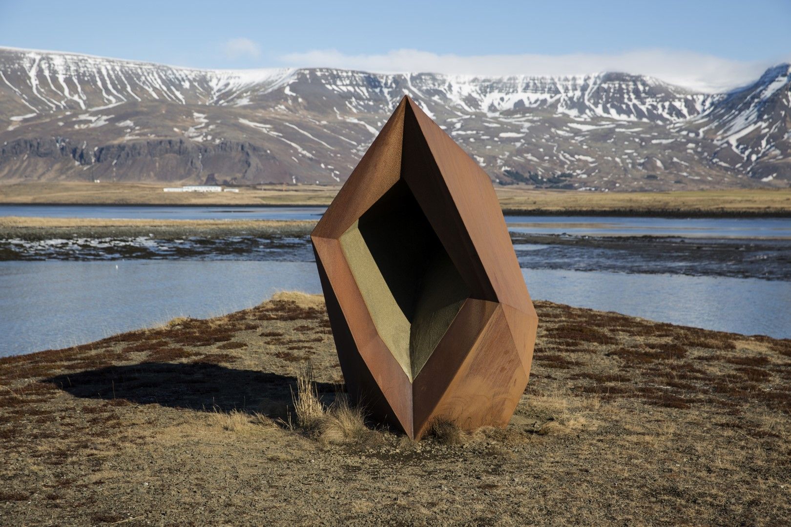 Brynhildur Þorgeirsdóttir, Klettur, 1991. 265x360x170 cm. Kortenstál, gler, sandur. Ljósm. Daníel Magnússon.